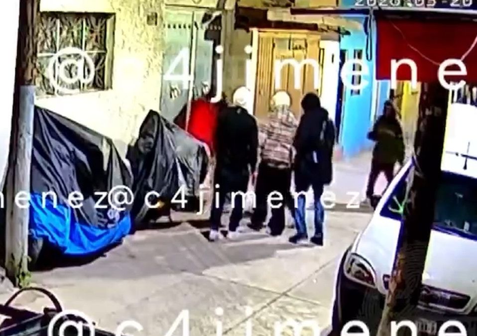 Delincuentes agredieron con diversas armas a un hombre que caminaba en calles de la Álvaro Obregón. / Carlos Jiménez