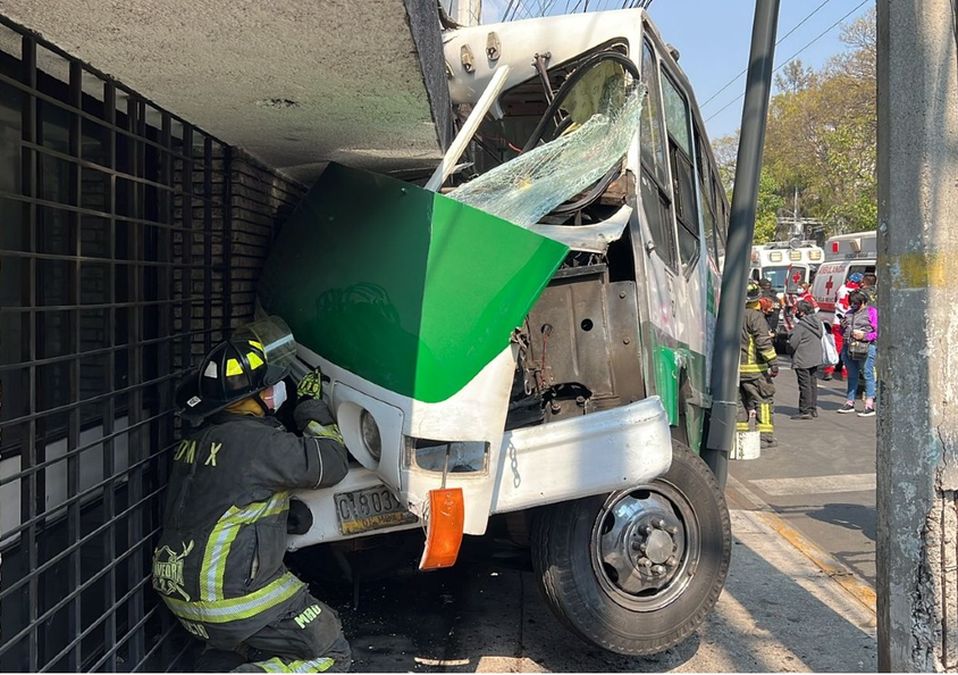 El choque del microbús en la Ciudad de México dejó al menos 8 lesionados/ Ramón Ramírez