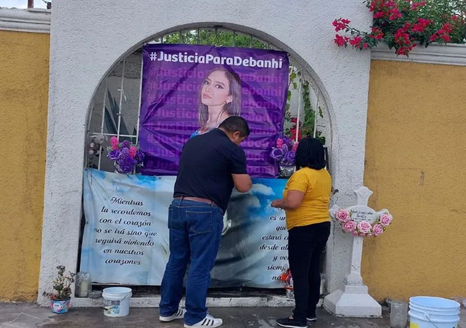 Colocan lona y flores en altar de Debanhi Escobar afuera del Motel Nueva Castilla