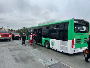Cuerpos de emergencia atendieron el accidente en la avenida Ruiz Cortines en Guadalupe. | Pamela Villanueva