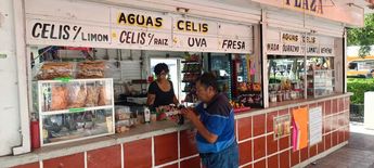 Los ciudadanos lerdenses buscan mitigar el calor consumiendo bebidas refrescantes.