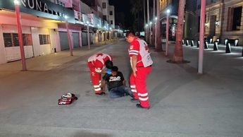 El hombre recibió atención médica de la Cruz Roja | Foto: Alejandro Escobedo
