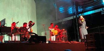 Camila Fernández abrió el show que dará su padre ante miles de asistentes en La Minerva | María Camarena