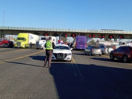 Bloqueo de piperos al llegar a la caseta de Tepotzotlán; solo un carril permanece abierto en ambos sentidos.