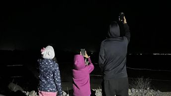 Algunos aprovecharon el momento para capturar fotografías del paisaje nocturno y compartirlas en redes sociales. | Edgar Plata
