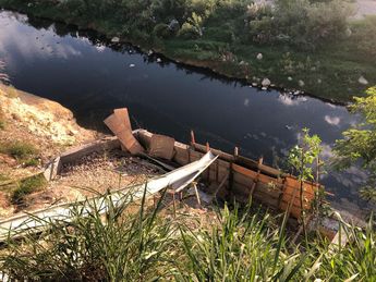 Los detenidos habrían tirado escombro en un predio no autorizado, cerca del Río Pesquería. | Cortesía
