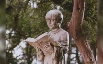 Estatua de piedra 'Hugo', el niño que sostiene un libro que es "amigo" de Silvia y que desata el terror en la casa de su familia / Especial