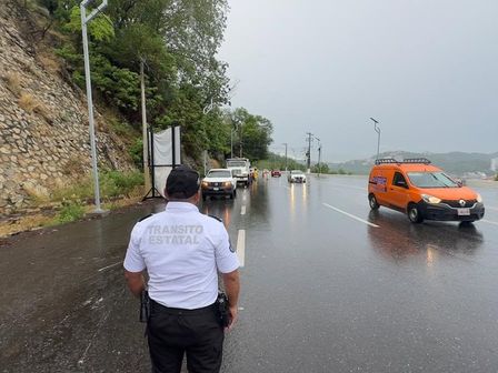 Policía vial vigilando carreteras de Acapulco en Guerrero ante el paso de la tormenta tropical Boris.