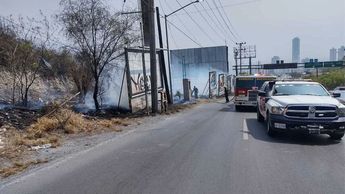 Sofocan incendio en bulevar Rogelio Cantú