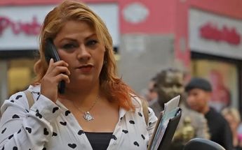 Una mujer sale a las calles de Puebla para una oferta de empleo / Melanie Torres