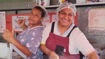 Doña Mary y su hija atienden el negocio a primeras horas del día en Monterrey.| Mauricio Lavín