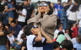 Niños y adultos vieron el Eclipse solar desde CdMx/Jesús Quintanar
