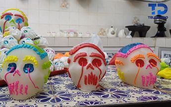 Así se hace la decoración de calaveritas de azúcar en Puebla / Miguel Ceballos