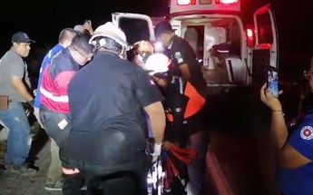 Paramédicos utilizaron equipo hidráulico para liberar a la víctima tras el accidente. | Cortesía