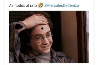 Personas que presumen que ya acudieron a recibir la ceniza. | Tony Express vía Facebook.