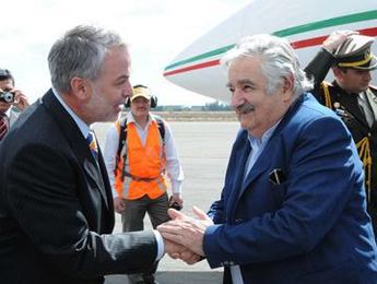 Emilio González Márquez, ex gobernador d eJalisco, recibió en su visita en GDL a Mujica/ Especial