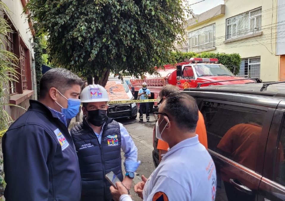 Mauricio Tabe, alcalde de Miguel Hidalgo, acudió a la zona de la explosión.