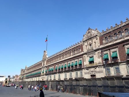 Colocan vallas en Palacio Nacional previo a Marcha por el INE/ Especial
