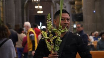 Poblanos asisten a misa para Bendecir sus Palmas en Puebla, durante el Domingo de Ramos / Melanie Torres