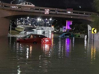 Autos estancados tras encharcamientos. / Leyda Estrada