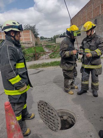 Bomberos revisando el drenaje en Tonalá / PC y Bomberos