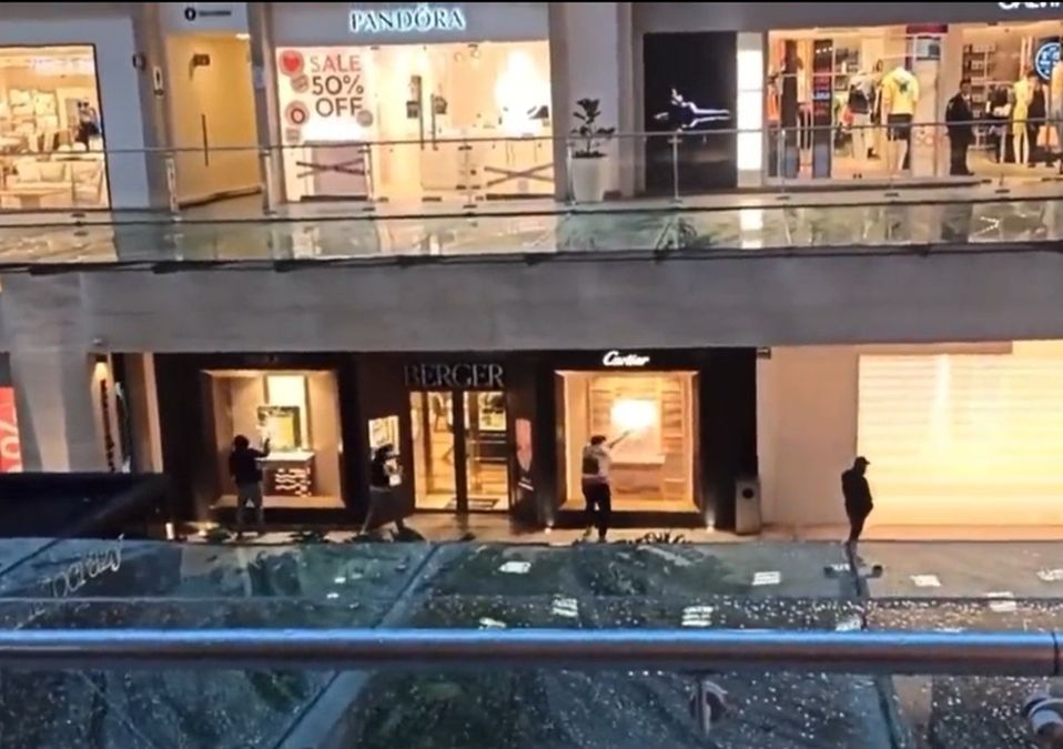 Roban joyería en plaza Antara / Captura.