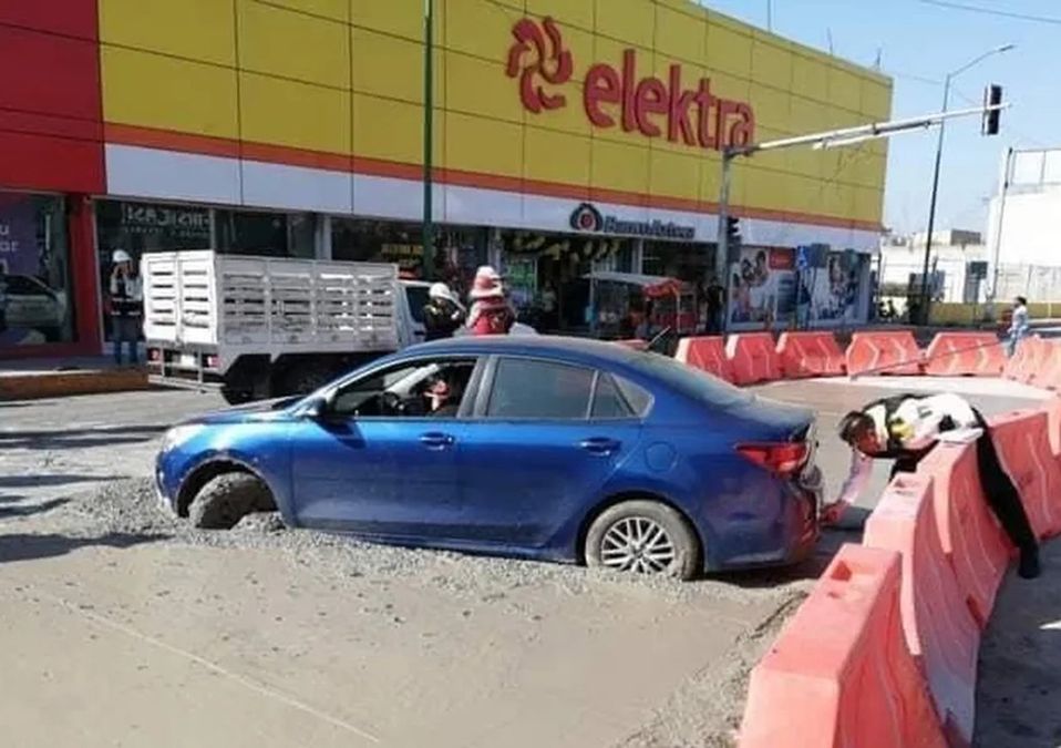 En Edomex, automovilista se atasca en cemento fresco en obras de ampliación del Mexibús