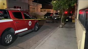 La camioneta de PC y Bomberos quedó acordonada junto con la moto / Vicente Torres Alfaro