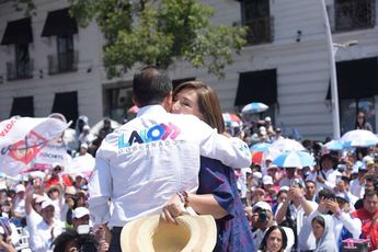 Xóchitl Gálvez abraza a Eduardo Rivera durante el cierre de campaña de éste por la gubernatura de Puebla / FB: Eduardo Rivera Pérez