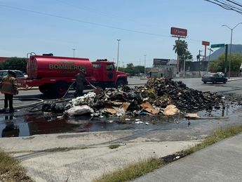 La carga que se encontraba en llamas fue apagada por Bomberos de Guadalupe. | Marcela Cuevas