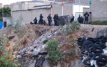 Policías en operativo 'Miramar a salvo' en el que se desalojaron habitantes de arroyo El Seco / Gobierno de Jalisco