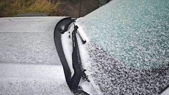 Autos con hielo sorprenden a vecinos. | Fabricio Gallegos
