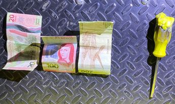 Desarmador y dinero asegurado en posesión del detenido en Monterrey. | Cortesía