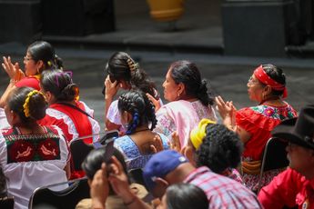 Comunidad de indígenas se presentan en Palacio Nacional para presenciar el informe de gobierno de Claudia Sheinbaum.
