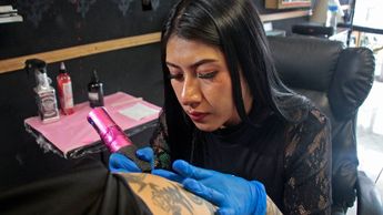 Desde su estudio, Daniela apoya a otras mujeres que comparten el mismo sueño de triunfar en la profesión de hacer tatuajes | Melanie Torres