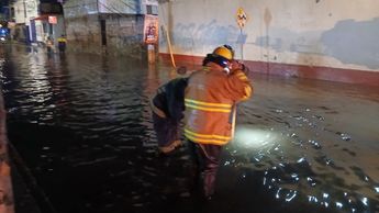 Elementos de Protección Civil atienden las inundaciones provocadas por las fuertes lluvias en distintos puntos de Puebla