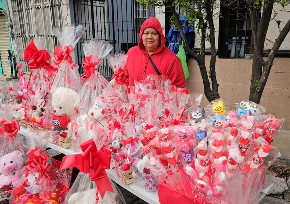 Mujer vende detalles del Día del Amor y la Amistad desde hace casi 20 años en Monterrey. | Fabricio Gallegos