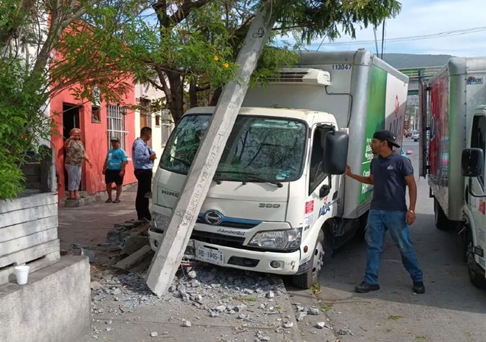 Repartidor se detiene a comer tacos y su camioneta avanza sola hasta chocar en Monterrey