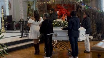 Alrededor del ataúd, sus familiares colocaron fotografías y objetos personales de Gabriel Alonso. | Foto Especial.