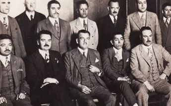 El primer comité nacional del PRI, con el entonces presidente Plutarco Elías Calles