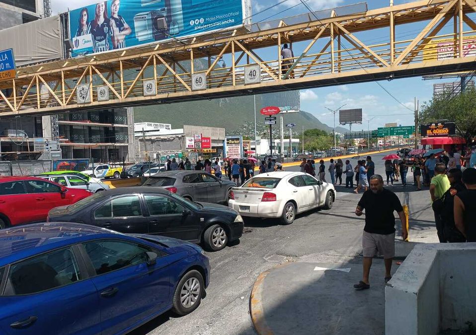 Los conductores mostraron su molestia al no poder avanzar por las calles. / Eduardo Mendieta