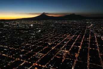 De día y de nochem, las calles de Puebla capital siempre lucen un trazado perfecto / Agencia Es Imagen