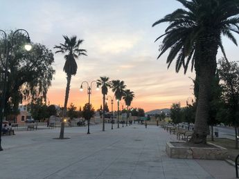 La Plaza Coahuila, ubicada justo al frente de la escuela.