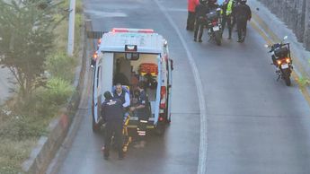 Conductor dentro de la ambulancia siendo atendidos por paramédicos de Zapopan | Telediario