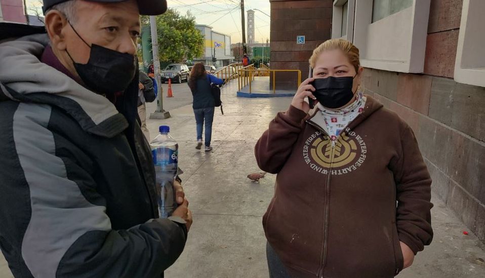 La esposa de Raúl de León Domínguez afuera del Hospital 21 del IMSS. | Agustín Martínez