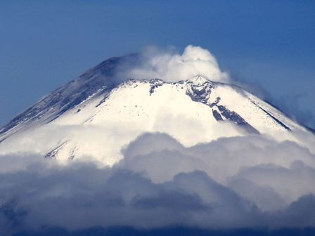 El Popocatépetl luce con el manto nevado hoy 25 de junio de 2025 / Andrés Lobato