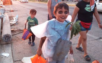 Niño se disfraza de huracán Otis y sale a pedir calaverita en Acapulco / Fotografía para tus ojos