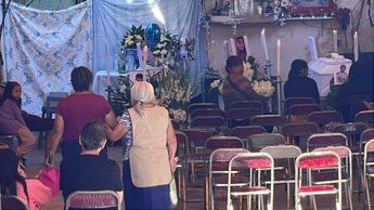 Las fotos de Cristina, Julio e Ingrid yacían sobre los féretros que eran velados por sus vecinos / Jesús Zavala