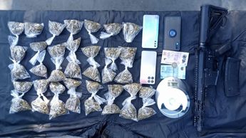 Arma larga y droga decomisada a la detenida. | Cortesía