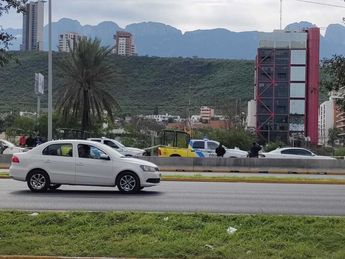 La movilización provocó el cierre del carril exprés de avenida Constitución. | Agustín Martínez